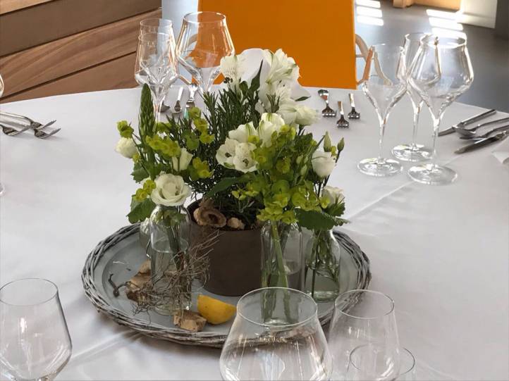 Weiße Blumendekoration auf rundem Tisch
