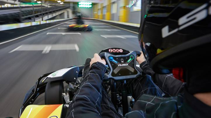 Kartfahrer auf der Strecke