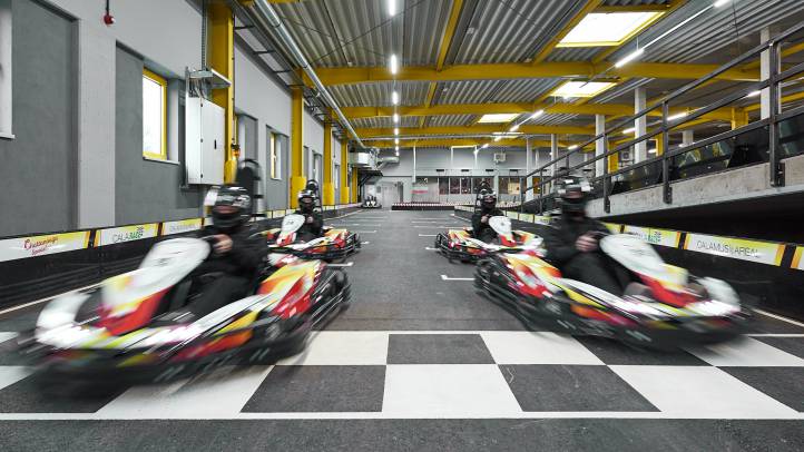 Vier Karts beim Start