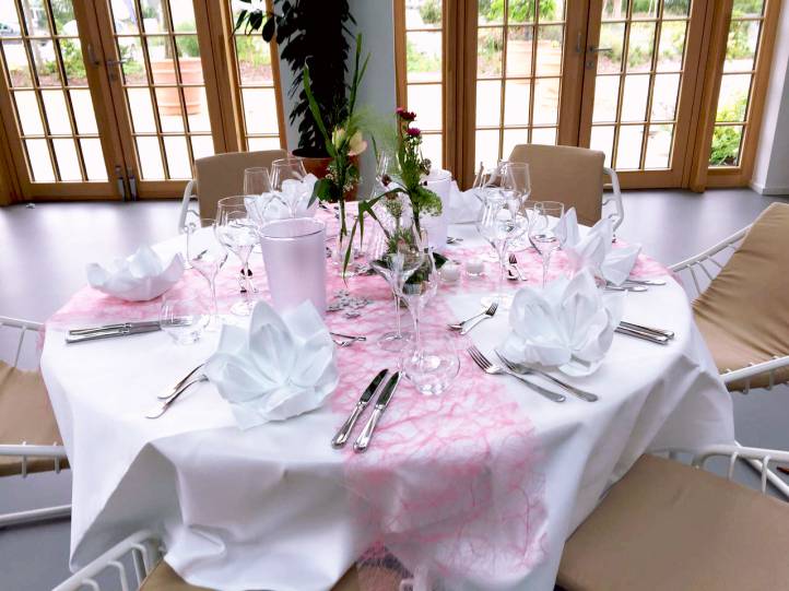 Tisch mit Hochzeitsdeko in Bankettbestuhlung