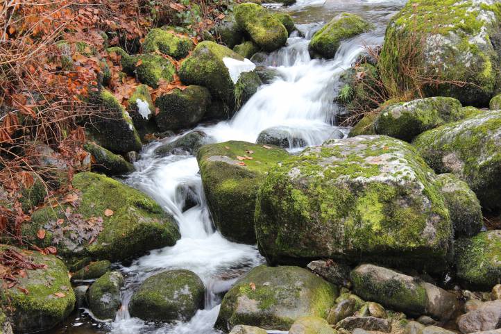 Wasserfälle mit moosbewachsenen Steinen
