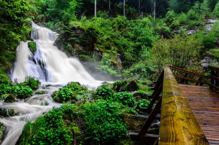 Holzsteg am Wasserfall