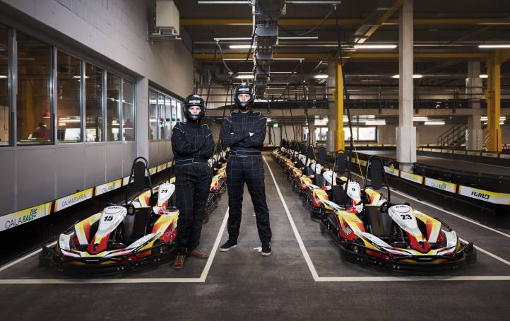 Kartfahrer in Anzug im CalaRace