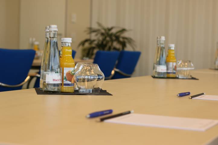 Tisch mit Getränken Seminarraum Nahaufnahme