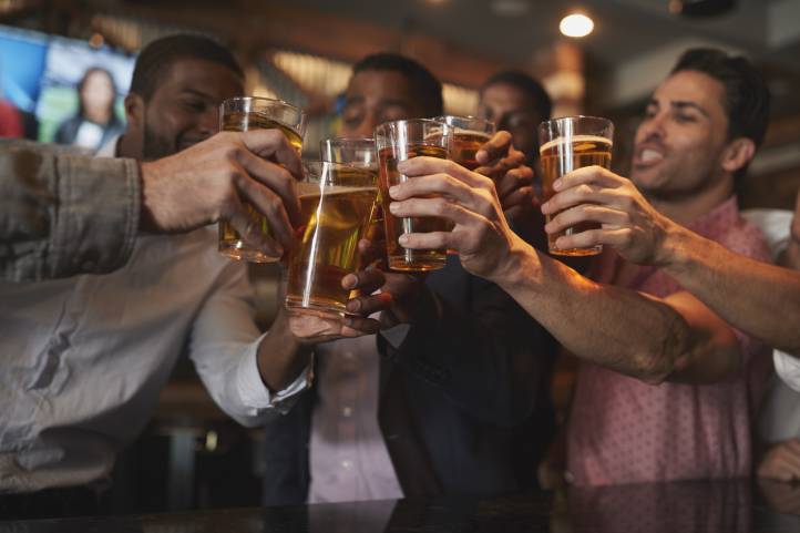 Männerrunde feiert mit Bier 