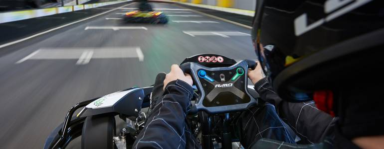 Kartfahrer auf der Strecke