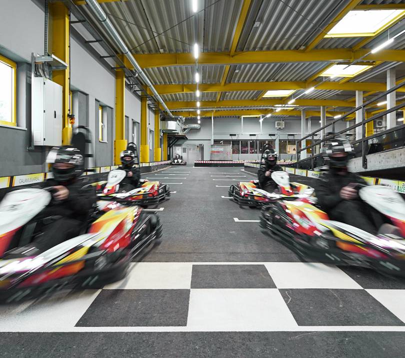 Vier Karts beim Start